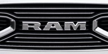 Sana, Almanya - Haziran 04, 2025: Beyaz bir arabanın ızgarasındaki RAM logosu. Panoramik resim.