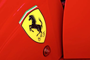 Sana, Almanya - Haziran 04, 2025: Ferrari 348 GTB üzerindeki çamurlukta Ferrari logosu görüldü.