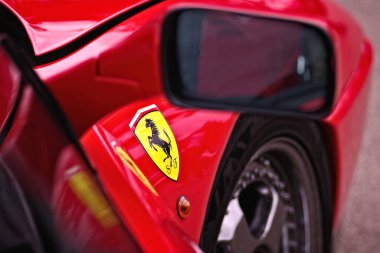 Sana, Almanya - Haziran 04, 2025 Ferrari 348 GTB üzerindeki çamurlukta Ferrari logosu görüldü. Yatay resim.
