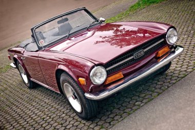 Senden, Almanya - Haziran 04, 2025: Triumph TR6 klasik İngiliz araba parkının belirsiz ön görüntüsü.