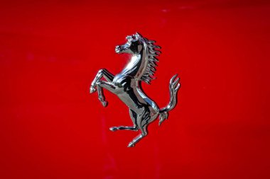 Sana, Almanya - Haziran 04, 2025: Ferrari Araba Sanayii Ünlü At Logosu Ferrari 'nin arkasında.
