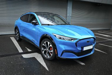 Neu-Ulm, Almanya - 19 Haziran 2025: Ford Mustang Mach E, elektrikli kompakt SUV park yeri.