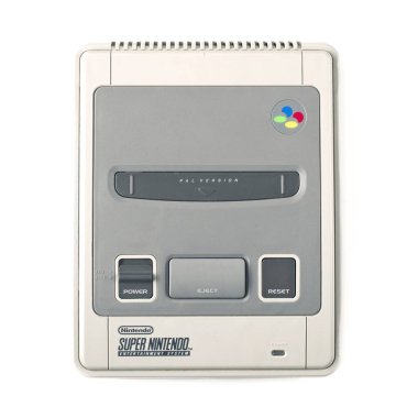 Neu-Ulm, bavyera, Almanya - Temmuz 08, 2025: Nintendo SNES Oyun Konsolu. Beyaz arkaplanda yüksek açı görünümü izole edildi.