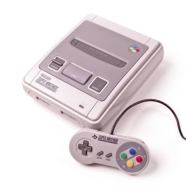 Neu-Ulm, bavyera, Almanya - 11 Temmuz 2025: Oyun denetleyicisi yukarıdan çapraz olarak görülen Nintendo SNES Oyun Konsolu.