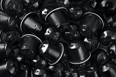 Kullanılmış, koyu kahve kapsülleri, tam üstte. Yatay resim.