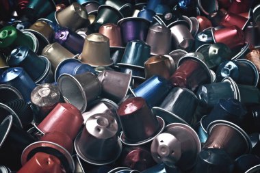 Kullanılmış kahve kapsüllerinin yakınlaştırılması,