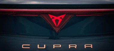 Neu-Ulm, Almanya - 23 Ağustos 2025: bir Cupra arabasının logosu. Panoramik resim.