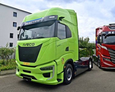 Neu-Ulm, Almanya - 23 Ağustos 2025: arka bahçede yeni Iveco S-eway elektrikli test aracı park yeri. Yatay resim.