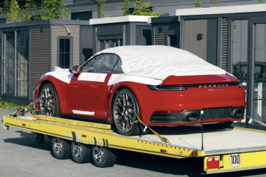 Neu-Ulm, Almanya - Ekim 06, 2025: Yeni Porsche 911 Carrera S bir araba taşıyıcısına.