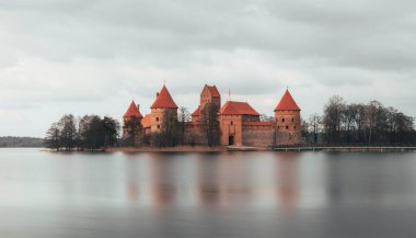 Trakai Kalesi, Galve Gölü 'ndeki bir adada Vytautas kalesi ve ardından gelen Litvanyalı prenslerin kalesidir.