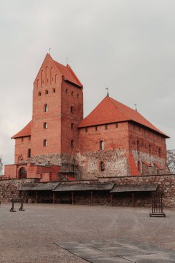 Trakai Kalesi, Galve Gölü 'ndeki bir adada Vytautas kalesi ve ardından gelen Litvanyalı prenslerin kalesidir.