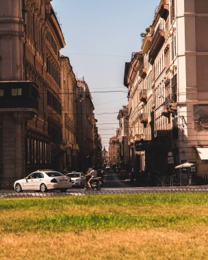 Dükkanları ve restoranları olan ünlü İtalyan sokağı, Roma