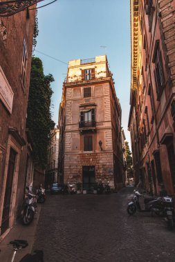 Dükkanları ve restoranları olan ünlü İtalyan sokağı, Roma