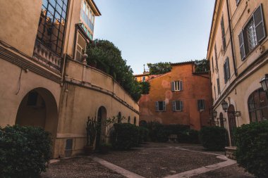 Dükkanları ve restoranları olan ünlü İtalyan sokağı, Roma