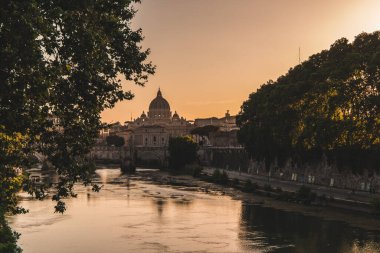 Vatikan Şehri, Roma, İtalya, Aziz Peter Bazilikası 'nın Güzel Canlı Gece Panoraması, Yaz' da Dusk 'ta Ponte Sant Angelo ve Tiber Nehri. Aziz Peter 'ın Papalık Bazilikasının Yansıması