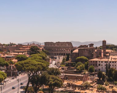 Roma 'daki Kolezyum manzarası ve sabah güneşi, İtalya, Avrupa.
