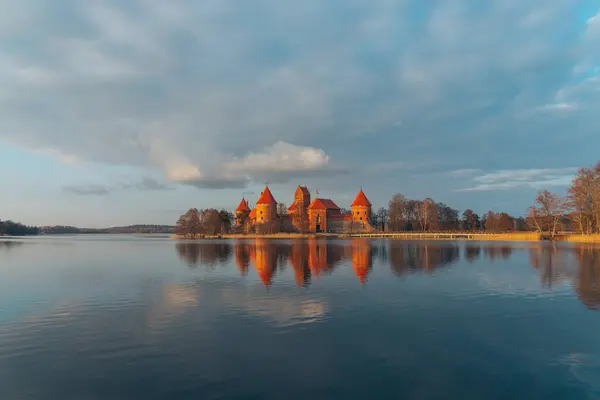 Trakai Kalesi, Galve Gölü 'ndeki bir adada Vytautas kalesi ve ardından gelen Litvanyalı prenslerin kalesidir.