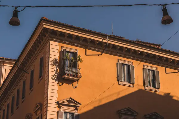 Tipik İtalyan binaları Piazza del Mercato Pazar meydanı Brescia şehir tarihi merkezi, akşam alacakaranlık manzarası, İtalyan caddesi, Roma