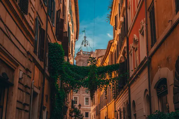 Dükkanları ve restoranları olan ünlü İtalyan sokağı, Roma