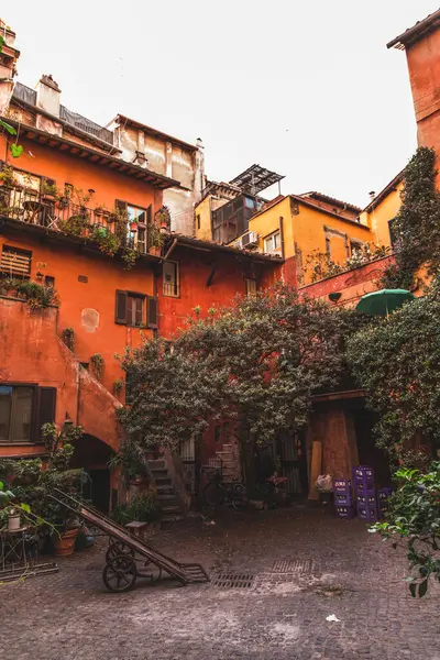 Dükkanları ve restoranları olan ünlü İtalyan sokağı, Roma