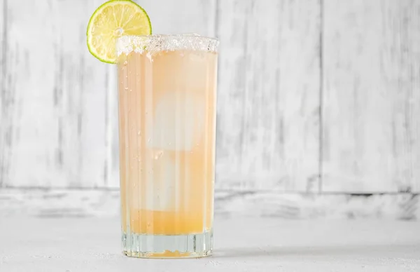 Bir Bardak Palomita Kokteyli Limon Tekeriyle Süslenmiş — Stok fotoğraf