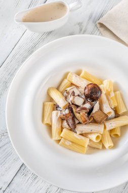 Porcini mantarlı ve kremalı Tortiglioni makarnası.