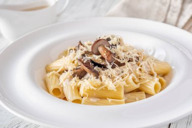 Porcini mantarlı ve kremalı Tortiglioni makarnası.