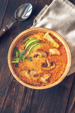 Mantarlı ve avokadolu Tayland kırmızı körisi.