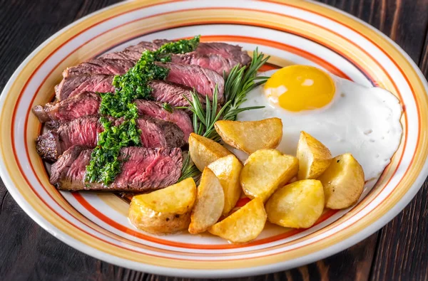 焼き卵とジャガイモと牛肉のステーキスライス — ストック写真