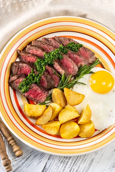 焼き卵とジャガイモと牛肉のステーキスライス — ストック写真