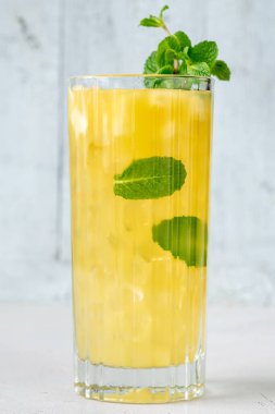 Naneli ızgara Pineapple Mojito kokteyli.