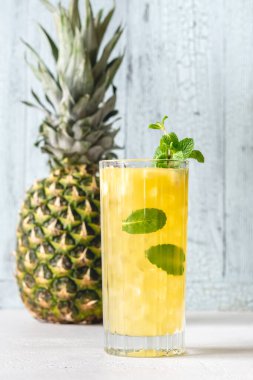 Naneli ızgara Pineapple Mojito kokteyli.