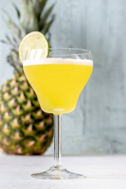 Limon tekeriyle süslenmiş Nacional Otel kokteyli.