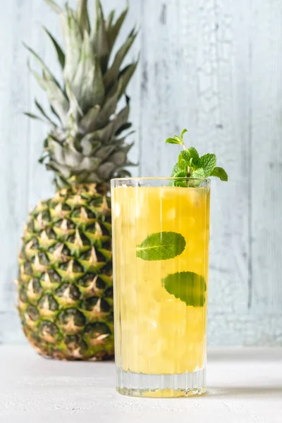 Naneli ızgara Pineapple Mojito kokteyli.