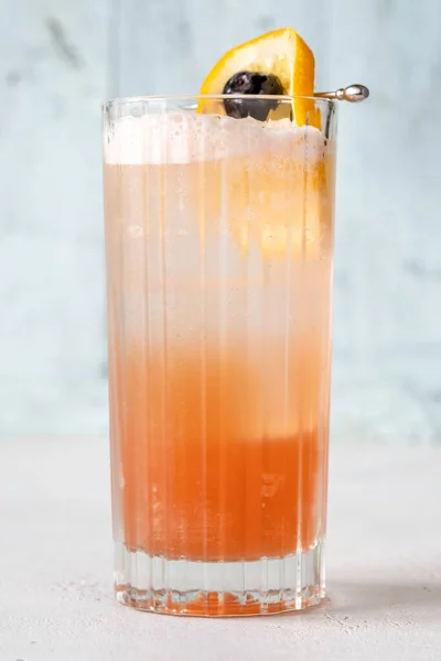 Cocktail Singapore Sling Guarnito Con Ruota Arancione Ciliegia — Foto Stock