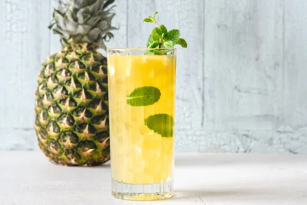 Grillad Ananas Mojito Cocktail Utsmyckad Med Mynta — Stockfoto