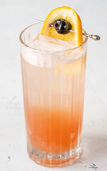 Singapur Sling Cocktail Garniert Mit Orangenrad Und Kirsche — Stockfoto