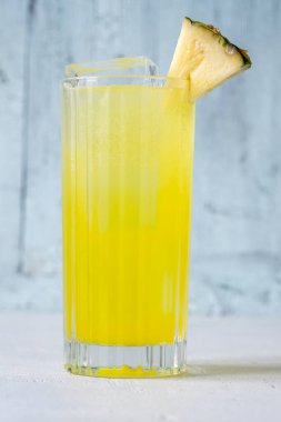 Ananas parçasıyla süslenmiş Pisco Punch kokteyli.