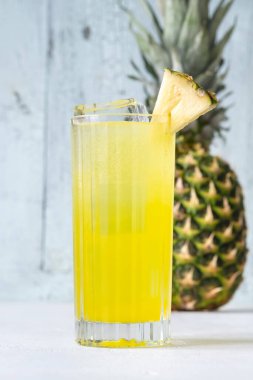 Ananas parçasıyla süslenmiş Pisco Punch kokteyli.