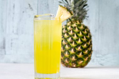 Ananas parçasıyla süslenmiş Pisco Punch kokteyli.