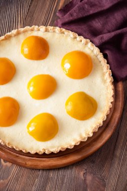 Peynirli kremalı ve şeftalili tart.