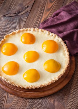 Peynirli kremalı ve şeftalili tart.