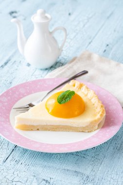 Peynirli kremalı ve şeftalili tart.