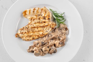 Kremalı sarımsaklı mantarlı ızgara tavuk göğsü. 