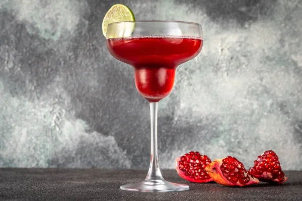Glas Granatapfel Margarita Cocktail Auf Grauem Hintergrund — Stockfoto