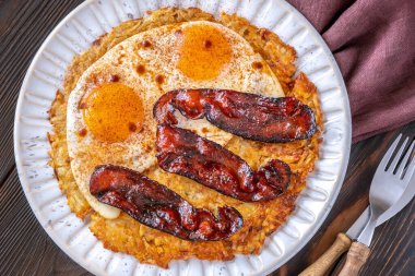 Yumurta ve pastırma ile servis edilen haşhaş.