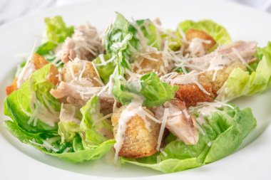 Beyaz tabakta Sezar salatası.