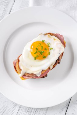 Jambon, yumurta ve peynirden yapılmış Croque Madame sandviçi.