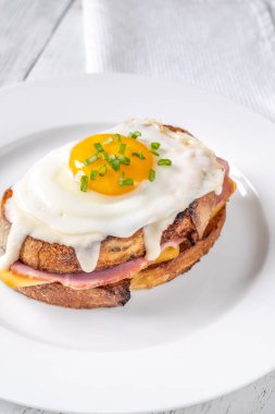 Jambon, yumurta ve peynirden yapılmış Croque Madame sandviçi.
