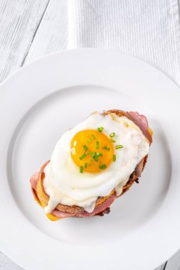 Jambon, yumurta ve peynirden yapılmış Croque Madame sandviçi.